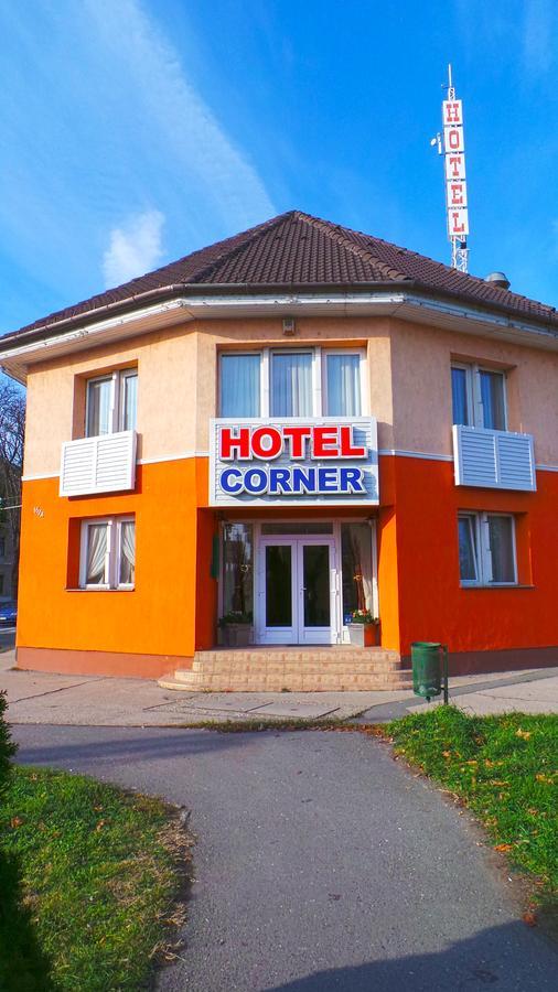 Hotel Corner Komárom Esterno foto